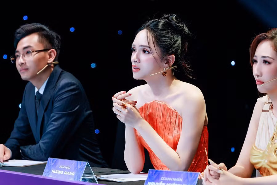 Hoa hậu Hương Giang xúc động trước hành trình của cả hai thí sinh, cô cho biết cả hai luôn xứng đáng được đến với đấu trường quốc tế