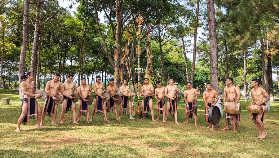 Đoàn nghệ nhân tích cực tập luyện, sẵn sàng lên đường biểu diễn. Ảnh: N.Q.T