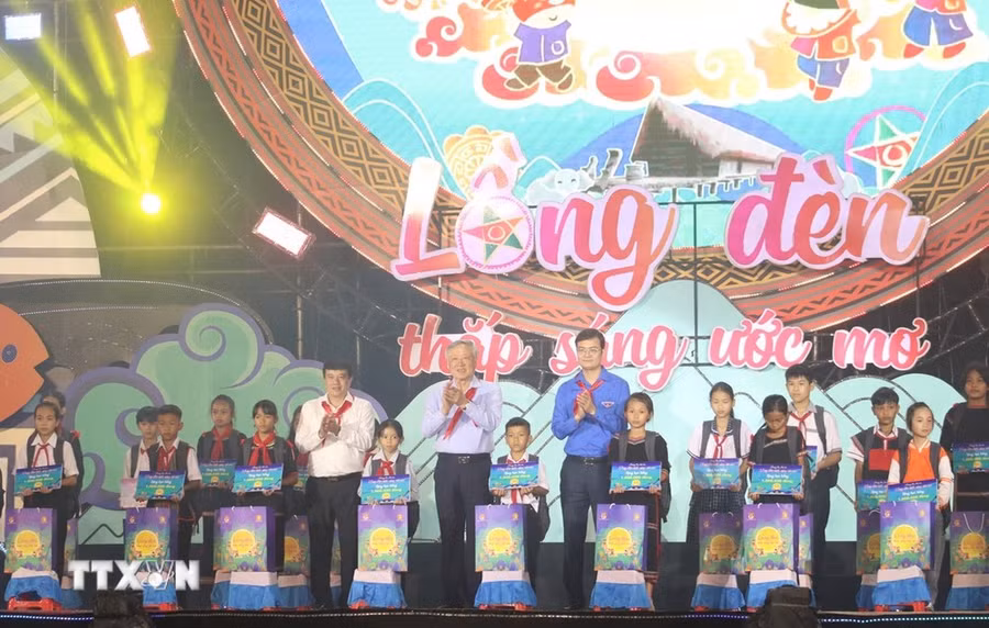 Trao quà và học bổng cho thiếu nhi có hoàn cảnh khó khăn trên địa bàn tỉnh Đắk Lắk. (Ảnh: Tuấn Anh/TTXVN)