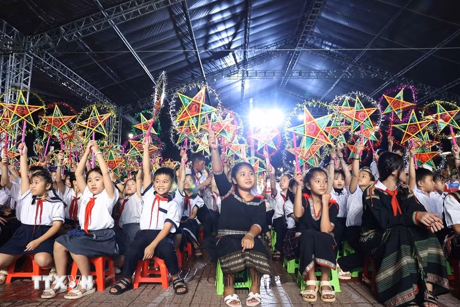 Trẻ em các dân tộc Đắk Lắk vui hội Trăng rằm. (Ảnh: Tuấn Anh/TTXVN)