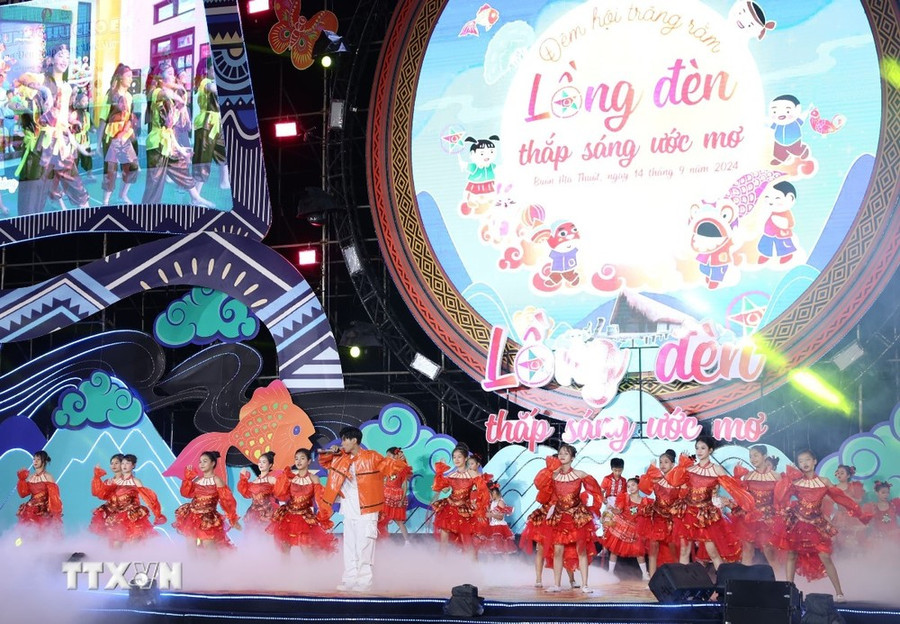 Tiếc mục văn nghệ sôi động trong chương trình Đêm hội trăng rằm “Lồng đèn thắp sáng ước mơ”. (Ảnh: Tuấn Anh/TTXVN)