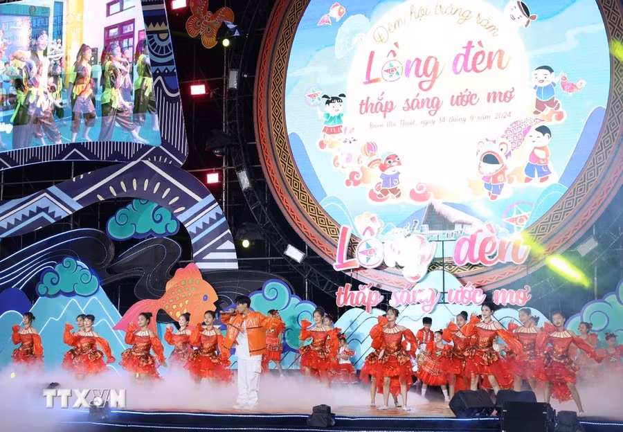 Tiếc mục văn nghệ sôi động trong chương trình Đêm hội trăng rằm “Lồng đèn thắp sáng ước mơ”. (Ảnh: Tuấn Anh/TTXVN)