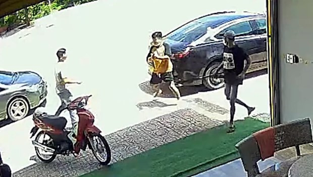 Diễn biến vụ việc được camera ghi lại.