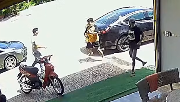 Diễn biến vụ việc được camera ghi lại.