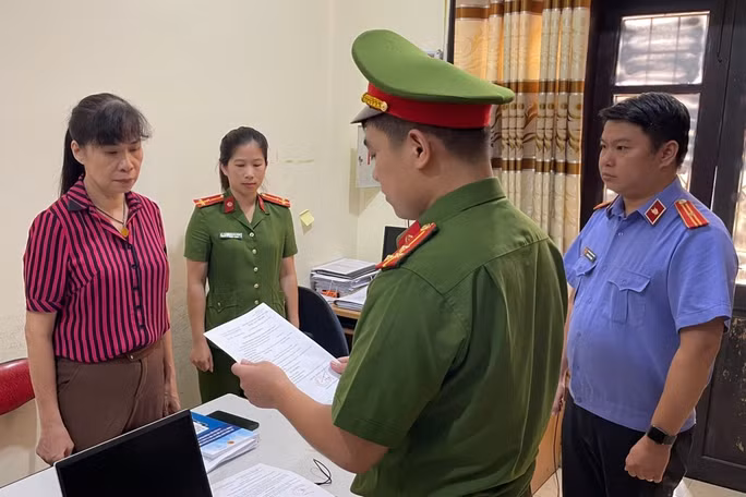 Cơ quan chức năng tống đạt quyết định khởi tố bị can với Nông Thị Nghiệp.