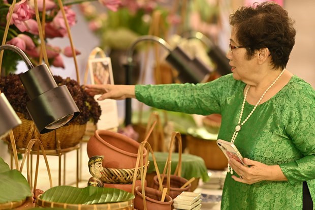 Nghệ nhân Ánh Tuyết chuẩn bị không gian trưng bày ẩm thực Việt tại buổi lễ công bố danh sách Michelin Guide, hồi tháng Sáu vừa qua. (Ảnh: PV/Vietnam+) Nghệ nhân Ánh Tuyết chuẩn bị không gian trưng bày ẩm thực Việt tại buổi lễ công bố danh sách Michelin Guide, hồi tháng Sáu vừa qua. (Ảnh: PV/Vietnam+)