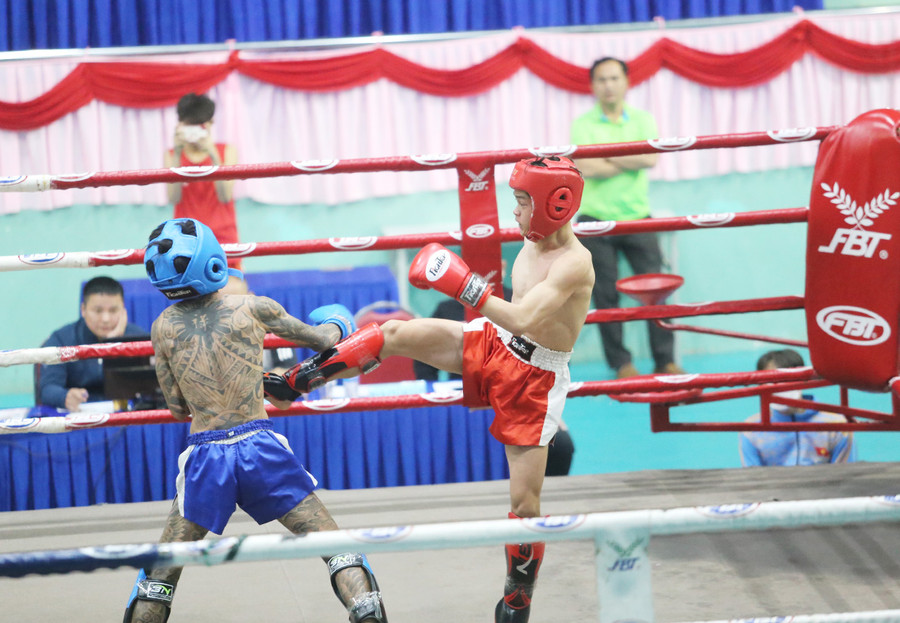 Võ sĩ Võ Huy Hoàng (phải) đã chơi áp đảo trước đối thủ lớn hơn mình 14 tuổi. Ảnh: Văn Ngọc