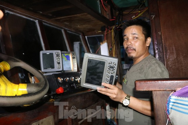 Thiết bị điện tử và kính trên buồng lái bị hư hỏng, gây thiệt hại cho ngư dân. (Ảnh: Nguyễn Ngọc) Thiết bị điện tử và kính trên buồng lái bị hư hỏng, gây thiệt hại cho ngư dân. (Ảnh: Nguyễn Ngọc)