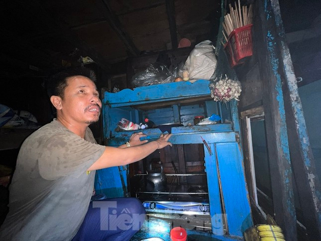 Thuyền viên Huỳnh Văn Khanh vẫn chưa hết bàng hoàng khi nhớ lại vụ việc. (Ảnh: Nguyễn Ngọc) Thuyền viên Huỳnh Văn Khanh vẫn chưa hết bàng hoàng khi nhớ lại vụ việc. (Ảnh: Nguyễn Ngọc)