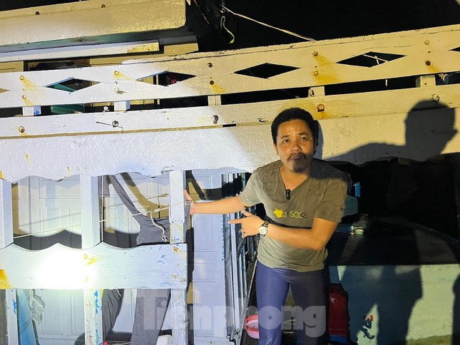 Thuyền viên Huỳnh Văn Khanh vẫn chưa hết bàng hoàng khi nhớ lại vụ việc. (Ảnh: Nguyễn Ngọc) Thuyền viên Huỳnh Văn Khanh vẫn chưa hết bàng hoàng khi nhớ lại vụ việc. (Ảnh: Nguyễn Ngọc)