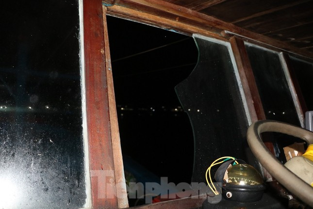 Thiết bị điện tử và kính trên buồng lái bị hư hỏng, gây thiệt hại cho ngư dân. (Ảnh: Nguyễn Ngọc) Thiết bị điện tử và kính trên buồng lái bị hư hỏng, gây thiệt hại cho ngư dân. (Ảnh: Nguyễn Ngọc)