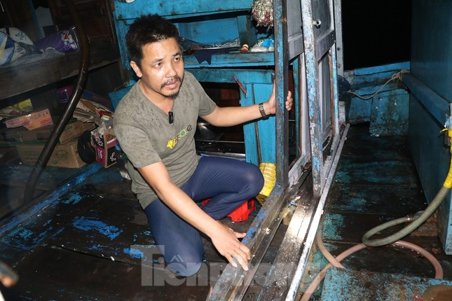 Thuyền viên Huỳnh Văn Khanh vẫn chưa hết bàng hoàng khi nhớ lại vụ việc. (Ảnh: Nguyễn Ngọc) Thuyền viên Huỳnh Văn Khanh vẫn chưa hết bàng hoàng khi nhớ lại vụ việc. (Ảnh: Nguyễn Ngọc)