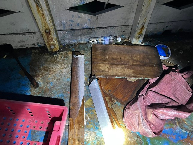 Một số thiết bị gỗ trên tàu hư hỏng nặng. (Ảnh: Nguyễn Ngọc) Một số thiết bị gỗ trên tàu hư hỏng nặng. (Ảnh: Nguyễn Ngọc)