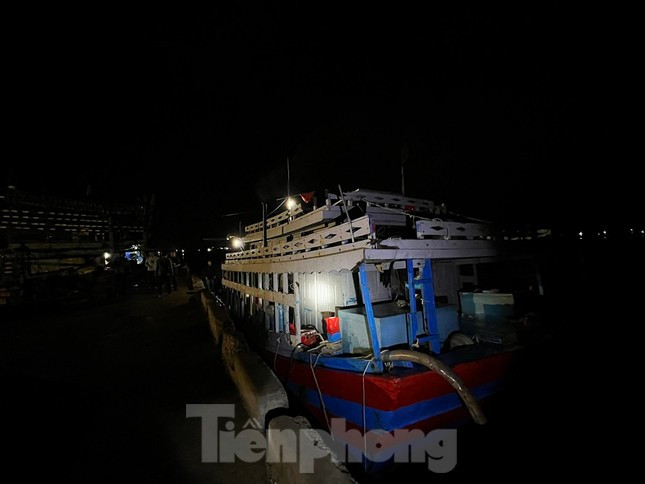 Khoảng 19 giờ 30 phút tối 29/8, tàu cá QNg 90495 TS cùng 10 thuyền viên đã trở về cảng để trình báo vụ việc. (Ảnh: Nguyễn Ngọc) Khoảng 19 giờ 30 phút tối 29/8, tàu cá QNg 90495 TS cùng 10 thuyền viên đã trở về cảng để trình báo vụ việc. (Ảnh: Nguyễn Ngọc)