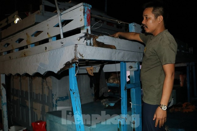 Thuyền viên Huỳnh Văn Khanh vẫn chưa hết bàng hoàng khi nhớ lại vụ việc. (Ảnh: Nguyễn Ngọc) Thuyền viên Huỳnh Văn Khanh vẫn chưa hết bàng hoàng khi nhớ lại vụ việc. (Ảnh: Nguyễn Ngọc)