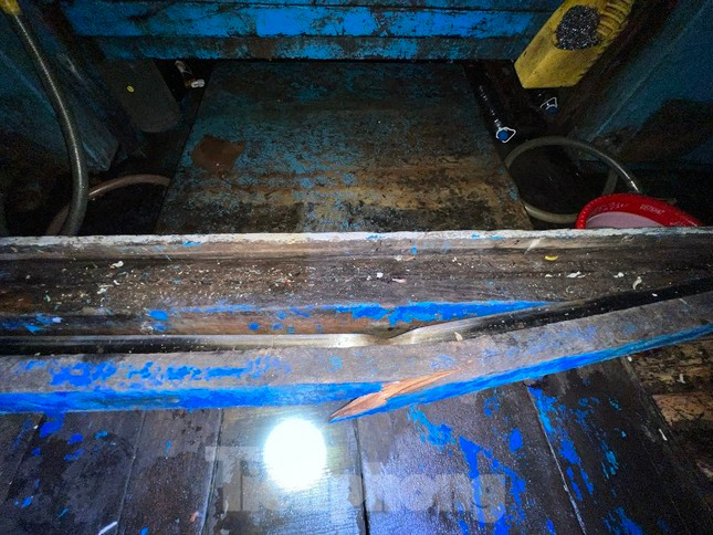 Một số thiết bị gỗ trên tàu hư hỏng nặng. (Ảnh: Nguyễn Ngọc) Một số thiết bị gỗ trên tàu hư hỏng nặng. (Ảnh: Nguyễn Ngọc)