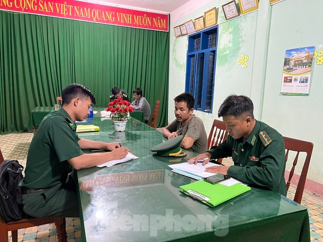 Trạm kiểm soát biên phòng Sa Kỳ làm việc với ngư dân. (Ảnh: Nguyễn Ngọc) Trạm kiểm soát biên phòng Sa Kỳ làm việc với ngư dân. (Ảnh: Nguyễn Ngọc)
