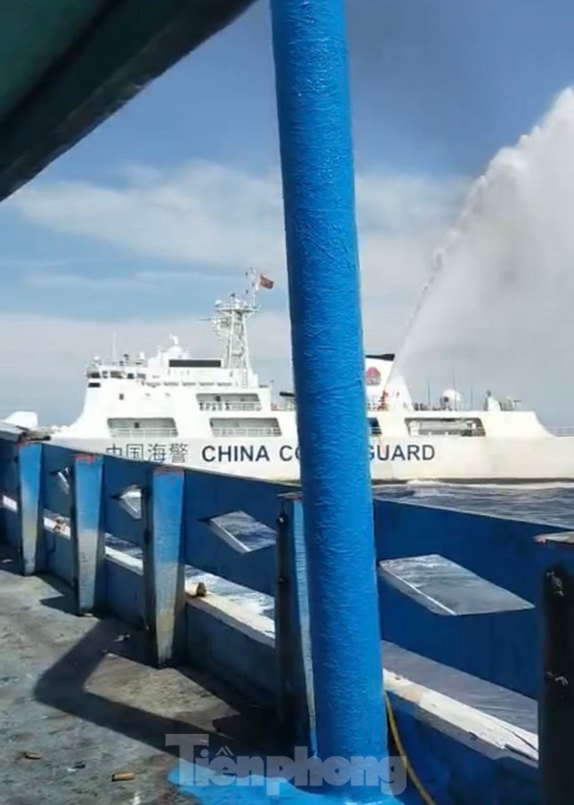 Tàu Hải cảnh Trung Quốc bị tố tấn công ngư dân Quảng Ngãi trên biển Hoàng Sa (thuộc chủ quyền của Việt Nam). (Ảnh: cắt từ clip ngư dân cung cấp) Tàu Hải cảnh Trung Quốc bị tố tấn công ngư dân Quảng Ngãi trên biển Hoàng Sa (thuộc chủ quyền của Việt Nam). (Ảnh: cắt từ clip ngư dân cung cấp)