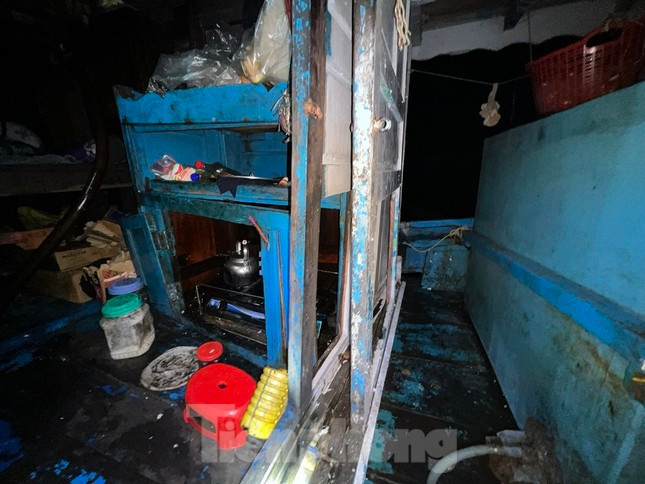 Một số thiết bị gỗ trên tàu hư hỏng nặng. (Ảnh: Nguyễn Ngọc) Một số thiết bị gỗ trên tàu hư hỏng nặng. (Ảnh: Nguyễn Ngọc)