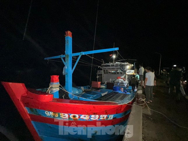 Khoảng 19 giờ 30 phút tối 29/8, tàu cá QNg 90495 TS cùng 10 thuyền viên đã trở về cảng để trình báo vụ việc. (Ảnh: Nguyễn Ngọc) Khoảng 19 giờ 30 phút tối 29/8, tàu cá QNg 90495 TS cùng 10 thuyền viên đã trở về cảng để trình báo vụ việc. (Ảnh: Nguyễn Ngọc)