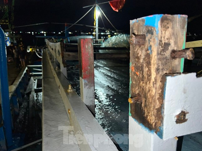 Một số thiết bị gỗ trên tàu hư hỏng nặng. (Ảnh: Nguyễn Ngọc) Một số thiết bị gỗ trên tàu hư hỏng nặng. (Ảnh: Nguyễn Ngọc)