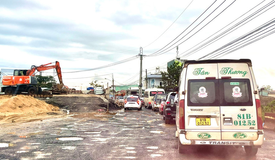 Vào giờ cao điểm, các phương tiện nối đuôi nhau chờ qua cầu tạm An Mỹ (nơi tiếp giáp giữa huyện Đak Đoa và TP. Pleiku) dẫn đến ùn tắc giao thông cục bộ. Ảnh: Minh Phương Vào giờ cao điểm, các phương tiện nối đuôi nhau chờ qua cầu tạm An Mỹ (nơi tiếp giáp giữa huyện Đak Đoa và TP. Pleiku) dẫn đến ùn tắc giao thông cục bộ. Ảnh: Minh Phương