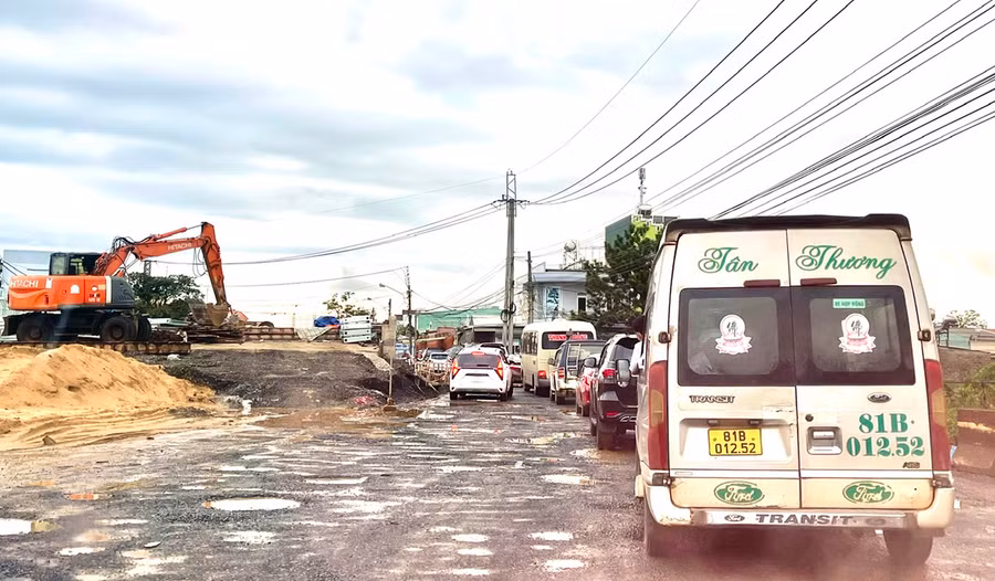 Vào giờ cao điểm, các phương tiện nối đuôi nhau chờ qua cầu tạm An Mỹ (nơi tiếp giáp giữa huyện Đak Đoa và TP. Pleiku) dẫn đến ùn tắc giao thông cục bộ. Ảnh: Minh Phương