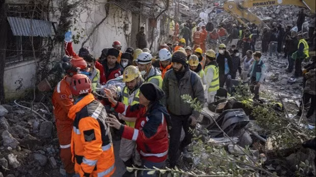 Nhân viên cứu hộ đưa nạn nhân ra khỏi đống đổ nát. (Nguồn: AFP) Nhân viên cứu hộ đưa nạn nhân ra khỏi đống đổ nát. (Nguồn: AFP)