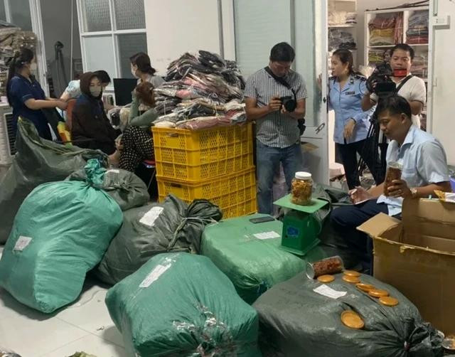 Hàng hóa của hộ kinh doanh Nguyễn Mai Store bị Cục QLTT tỉnh Cà Mau tạm giữ. CỤC QLTT CÀ MAU CUNG CẤP