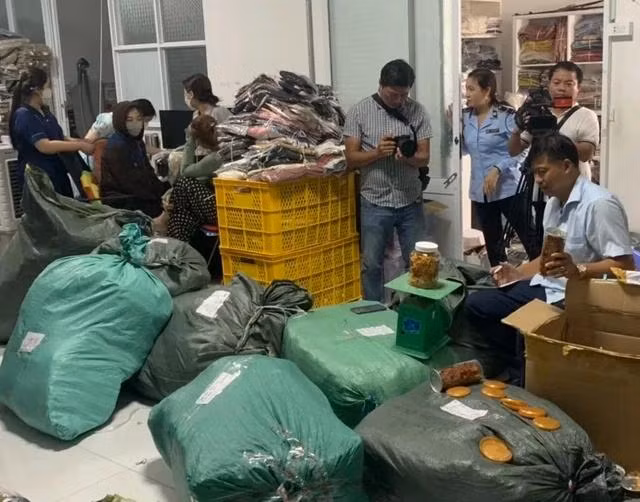 Hàng hóa của hộ kinh doanh Nguyễn Mai Store bị Cục QLTT tỉnh Cà Mau tạm giữ. CỤC QLTT CÀ MAU CUNG CẤP