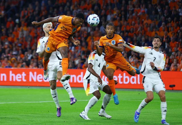 Denzel Dumfries ghi bàn gỡ hòa 2-2 chung cuộc Denzel Dumfries ghi bàn gỡ hòa 2-2 chung cuộc