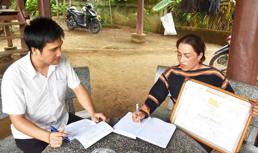 Bà Kpă H’Tam-Trưởng ban Công tác Mặt trận, Tổ trưởng tổ hòa giải Tổ dân phố 9, phường Đoàn Kết trao đổi những vấn để mâu thuẫn của tổ với cán bộ tư pháp phường. Ảnh: Đinh Yến Bà Kpă H’Tam-Trưởng ban Công tác Mặt trận, Tổ trưởng tổ hòa giải Tổ dân phố 9, phường Đoàn Kết trao đổi những vấn để mâu thuẫn của tổ với cán bộ tư pháp phường. Ảnh: Đinh Yến