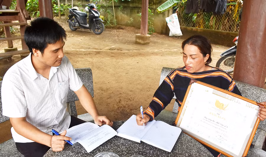 Bà Kpă H’Tam-Trưởng ban Công tác Mặt trận, Tổ trưởng tổ hòa giải Tổ dân phố 9, phường Đoàn Kết trao đổi những vấn để mâu thuẫn của tổ với cán bộ tư pháp phường. Ảnh: Đinh Yến