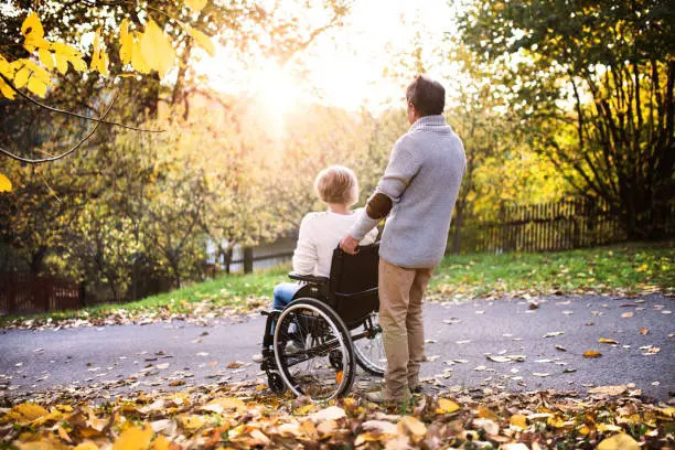 Tiếp xúc ít phút với ánh nắng tự nhiên mỗi ngày có thể giúp bệnh nhân Alzheimer chậm tiến triển bệnh, duy trì sức khỏe và tuổi thọ - Ảnh minh họa từ Internet