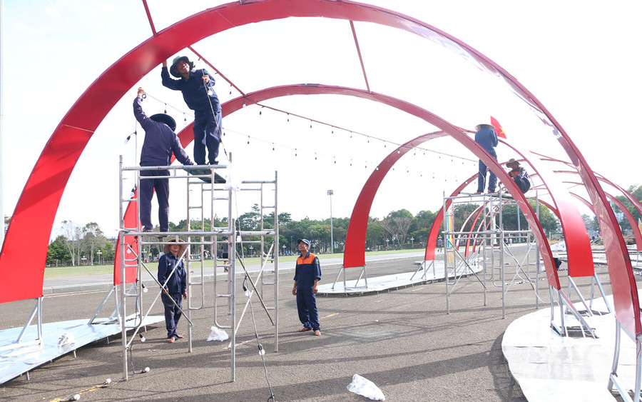 Công nhân khẩn trương làm đường hoa Tết tại khu vực Quảng trường Đại Đoàn Kết. Ảnh: Quang Tấn