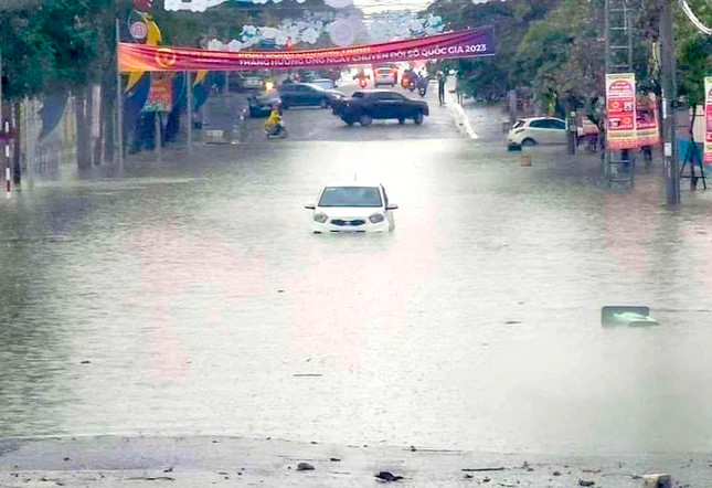 Một số điểm trũng trên các tuyến đường chính ở TP.Kon Tum như những ao nước. Người dân cho biết, mực nước lên nhanh nhưng rút cũng rất nhanh sau khi mưa ngớt.