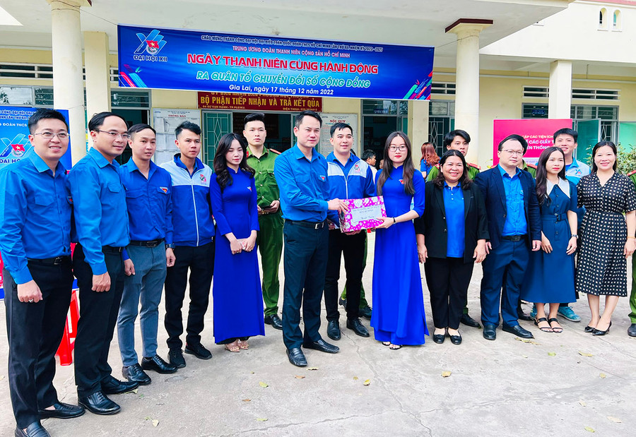 Anh Nguyễn Kim Quy (thứ 7 từ trái sang)-Phó Trưởng ban Đoàn kết, tập hợp thanh niên Trung ương Đoàn tặng quà và động viên thanh niên tham gia thực hiện mô hình “Tổ dân phố điện tử” ở phường Hội Thương, TP. Pleiku. Ảnh: Phan Lài