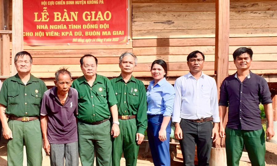 Hội CCB huyện Krông Pa bàn giao nhà tình nghĩa cho hội viên Kpă Dú (buôn Ma Giai, xã Đất Bằng). Ảnh: Lê Nam