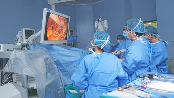 Các bác sĩ Bệnh viện 108 thực hiện ca ghép gan bất đồng nhóm máu.