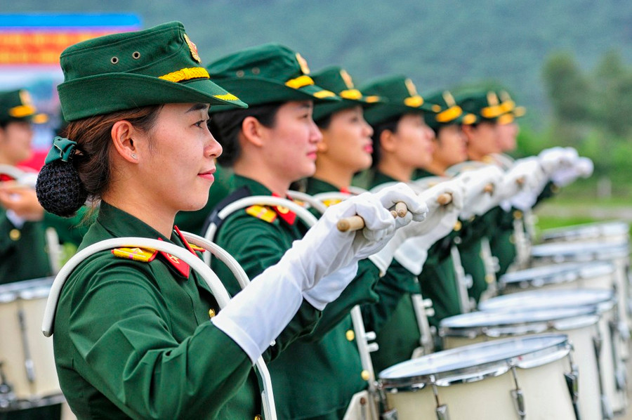 Để đạt được sự đồng đều, thống nhất đòi hỏi các nữ quân nhân phải kiên trì luyện tập. Ảnh: HỮU TÂN