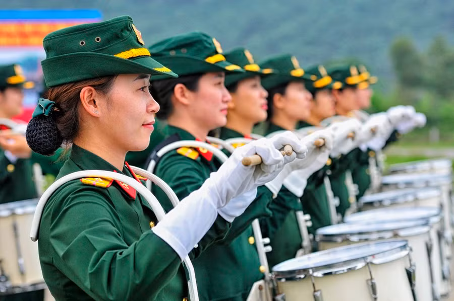 Để đạt được sự đồng đều, thống nhất đòi hỏi các nữ quân nhân phải kiên trì luyện tập. Ảnh: HỮU TÂN