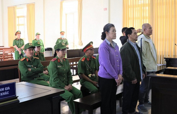 Trần Thị Ánh Hoa, Đặng Quang Khánh và Đặng Toàn Trung tại tòa. Trần Thị Ánh Hoa, Đặng Quang Khánh và Đặng Toàn Trung tại tòa.