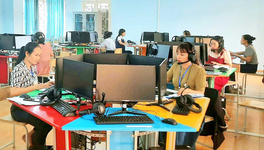 Các giáo viên tham gia phần thi thiết kế bài giảng điện tử. Ảnh: M.T Các giáo viên tham gia phần thi thiết kế bài giảng điện tử. Ảnh: M.T