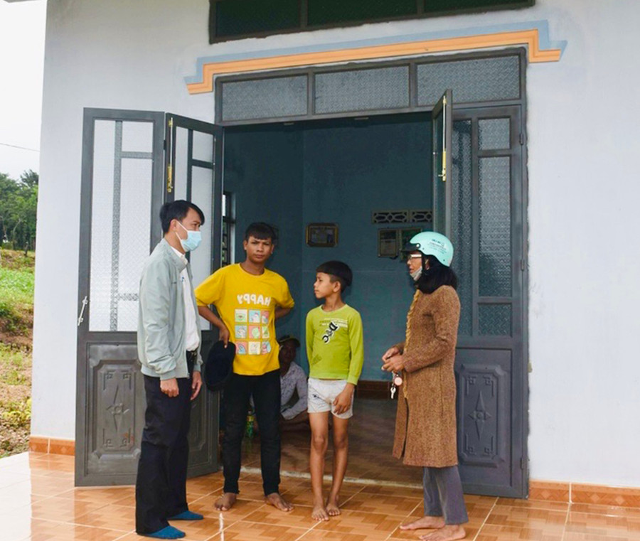 Gia đình chị Nay H’Len (làng Ia Bia, xã Ia Le, xã Chư Pưh) xây được ngôi nhà khang trang nhờ thu nhập từ đi lao động nước ngoài theo hợp đồng. Ảnh: Mai Ka Gia đình chị Nay H’Len (làng Ia Bia, xã Ia Le, xã Chư Pưh) xây được ngôi nhà khang trang nhờ thu nhập từ đi lao động nước ngoài theo hợp đồng. Ảnh: Mai Ka