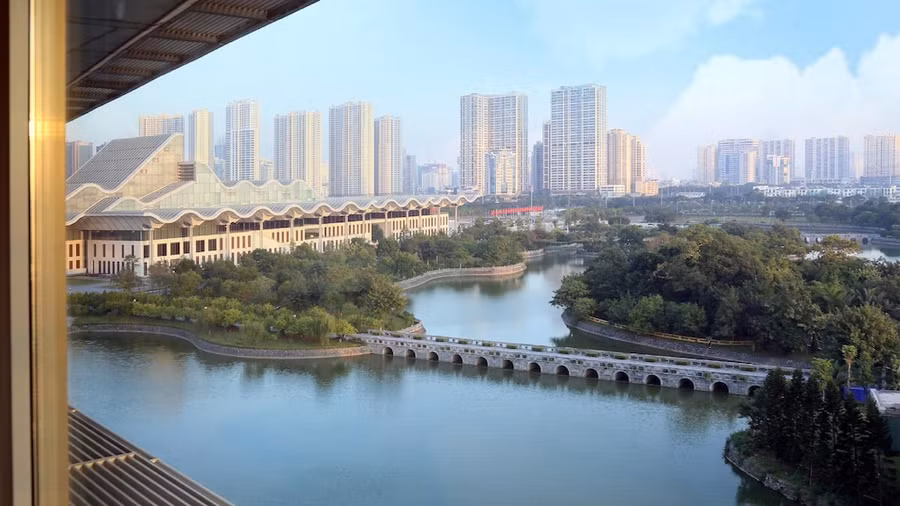 JW Marriott Hanoi cũng có tầm nhìn đẹp mắt hướng ra những hồ nước mát mẻ bên cạnh Trung tâm Hội nghị Quốc gia