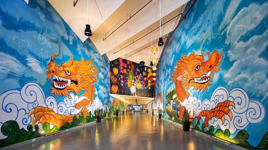 Khách sạn có 9 tầng với tổng cộng 450 phòng nghỉ với thiết kế sang trọng, cùng nhiều mức giá khác nhau. Khách sạn còn có 6 nhà hàng và 3 quầy bar với ẩm thực phong phú đến từ nhiều quốc gia. Trong ảnh là lối đi bên trong khách sạn với những bức vẽ rồng ấn tượng