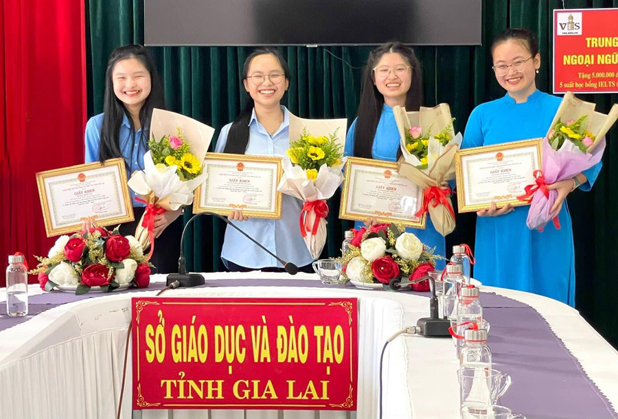 Em Nguyễn Thị Thanh Nga (thứ 2 từ trái sang) nhận giấy khen của Sở Giáo dục và Đào tạo vì có thành tích xuất sắc trong cuộc thi khoa học kỹ thuật cấp quốc gia học sinh trung học. Ảnh: Phan Lài Em Nguyễn Thị Thanh Nga (thứ 2 từ trái sang) nhận giấy khen của Sở Giáo dục và Đào tạo vì có thành tích xuất sắc trong cuộc thi khoa học kỹ thuật cấp quốc gia học sinh trung học. Ảnh: Phan Lài