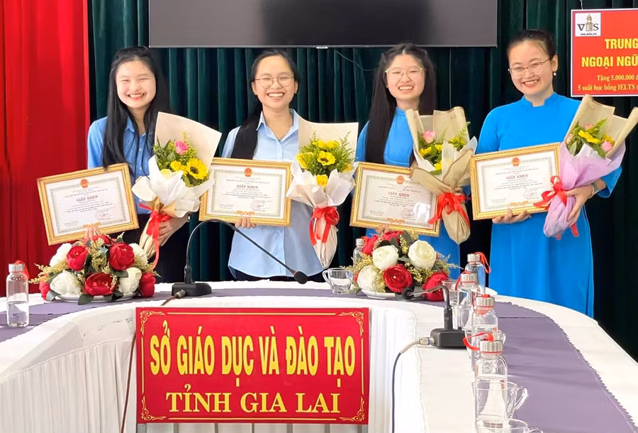 Em Nguyễn Thị Thanh Nga (thứ 2 từ trái sang) nhận giấy khen của Sở Giáo dục và Đào tạo vì có thành tích xuất sắc trong cuộc thi khoa học kỹ thuật cấp quốc gia học sinh trung học. Ảnh: Phan Lài