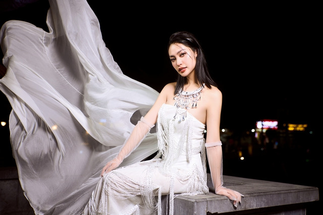 Bộ đầm thuộc bộ sưu tập &quot;Dệt nắng chàm&quot;