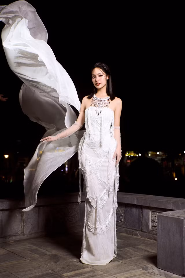 Hoa hậu Nông Thúy Hằng và trang phục của nhà thiết kế Bùi Hoàng Ân